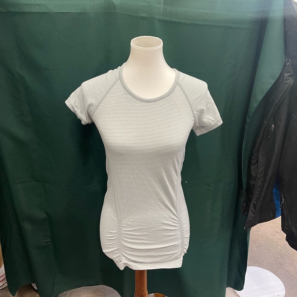 Athleta workout shirt in great condition Small